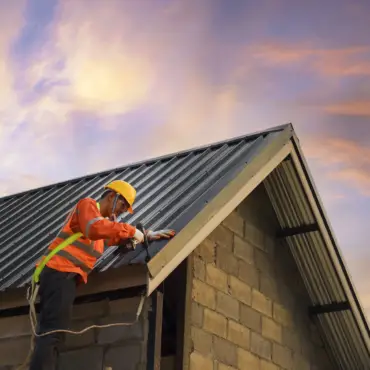 Agua estancada en el tejado del edificio: ¿qué hacer?