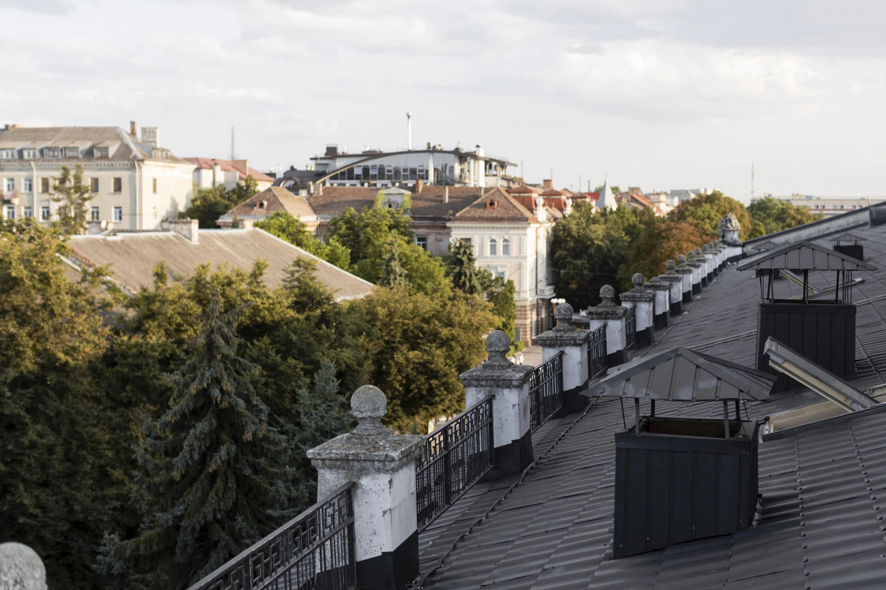 ¿Cómo eliminar el mal olor en un patio de luces?